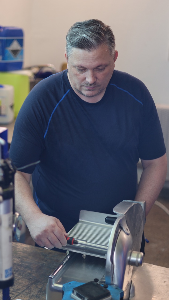 Andreas Bäcker im Fachgeschäft von Bäcker Küchentechnik in Wettenberg
